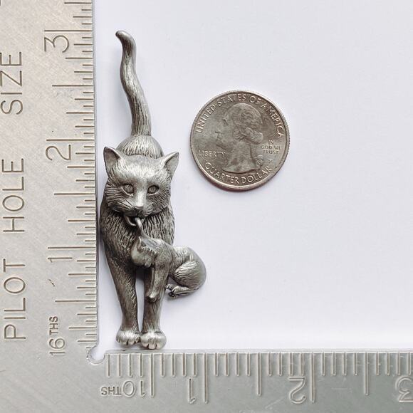 VTG JJ Pewter Cat Brooch Mother Carrying Kitten, Articulated & Dangling - Picture 10 of 10
